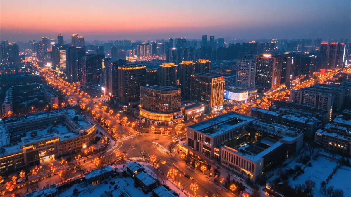 冬日城市夜色与节日灯光的温暖氛围